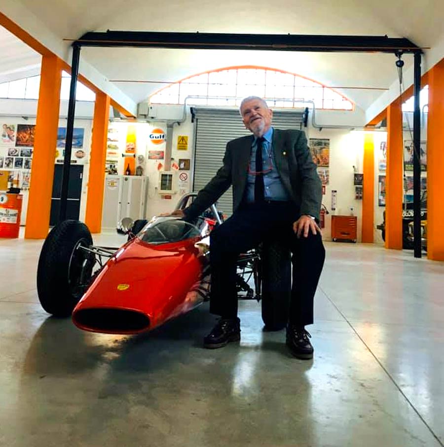 Ingenieur Pederzani met een Tecno Formula 850