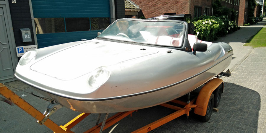 Speedboot gebaseerd op Fiat 850 Spider