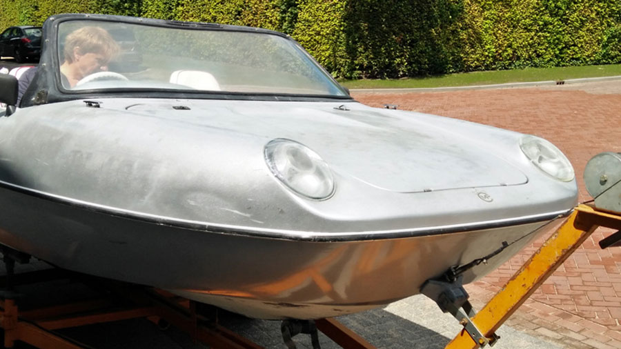 Speedboot gebaseerd op Fiat 850 Spider