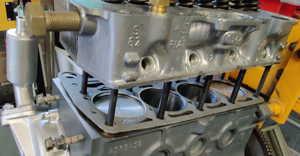 Fiat 850 montage cilinderkop met ARP