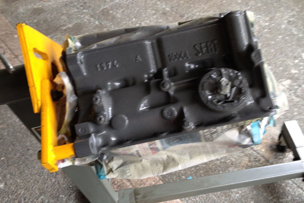 Fiat 850 motorblok grijs gespoten