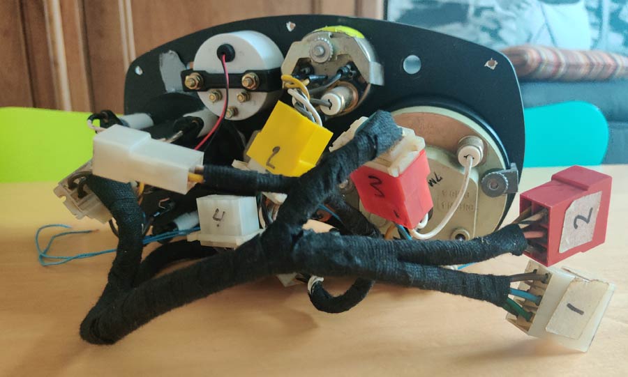 De achterkant van het dashboard met interfacekabel