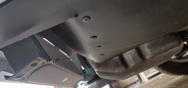 Nieuwe plaat in motorruimte van de Fiat 850