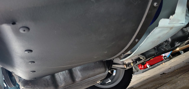 Nieuwe plaat in motorruimte van de Fiat 850