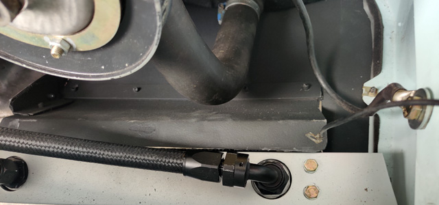 Nieuwe plaat in motorruimte van de Fiat 850