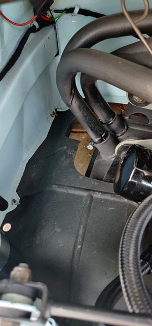 Nieuwe plaat in motorruimte van de Fiat 850